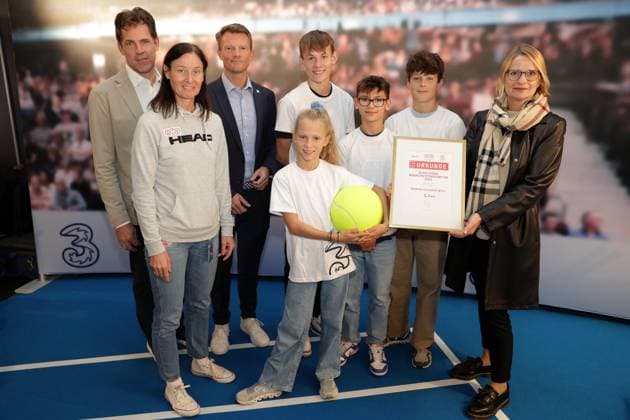 TENNIS - ATP, Tennis Herren Erste Bank Open VIENNA,AUSTRIA,23.OCT.23 - TENNIS - ATP World Tour, Erste Bank Open, press conference, PK, Pressekonferenz OETV. Image shows vice president Georg Blumauer, BJKC captain Marion Maruska (OETV), chief commercial officer Guenter Lischka (Drei), kids and Liselotte Hoelzl (Sportmittelschule Wels). GEPAxpictures xWalterxLuger