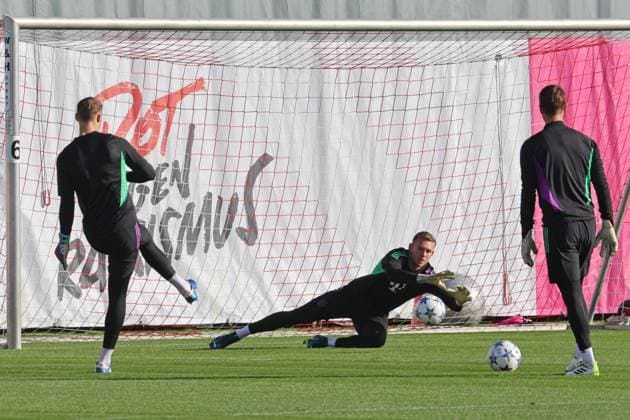 v.l. 1 Manuel Neuer, 18 Daniel Peretz, 26 Sven Ulreich, Torwart-Training, Aktion, faengt den Ball, Fussball Abschlusstraining des FC Bayern Muenchen vor dem UEFA Champions League-Spiel gegen Galatasaray Istanbul 23.10.2023 Trainingsgelaende, Saebenerstr. FOTO: Mladen Lackovic LakoPress