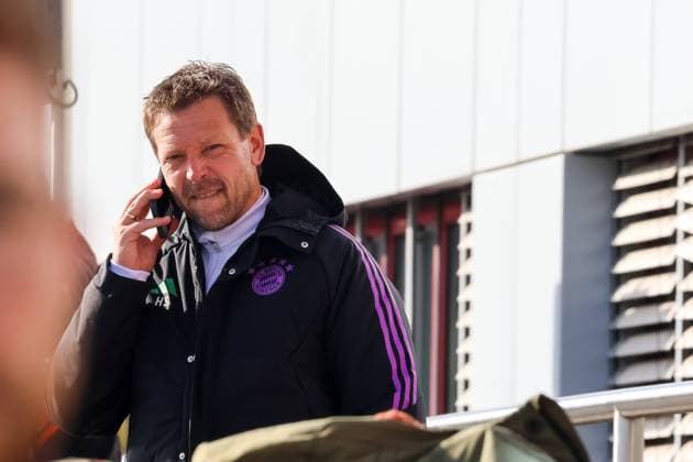 Holger Seitz (FC Bayern Muenchen, Trainer 2. Mannschaft) beim Telefonieren am Trainingsplatz, Abschlusstraining. FC Bayern Muenchen, Fussball, Saison 23 24, 23.10.2023, Abschlusstraining. FC Bayern Muenchen, Fussball, Saison 23 24, 23.10.2023 Muenchen Copyright: xEibner-Pressefoto JennixMaulx EP_JML