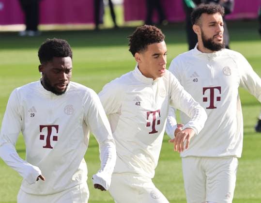 v.l. 19 Alphonso Davies, 42 Jamal Musiala, 40 Noussair Mazraoui, Gruppe, Aufwaermen, Aufwaermtrikot Fussball Abschlusstraining des FC Bayern Muenchen vor dem UEFA Champions League-Spiel gegen Galatasaray Istanbul 23.10.2023 Trainingsgelaende, Saebenerstr. FOTO: Mladen Lackovic LakoPress