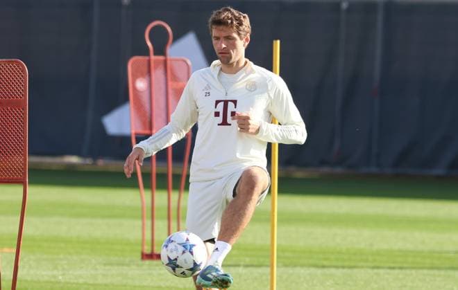 25 Thomas Mueller, am Ball, Portraet, Portrait, Fussball Abschlusstraining des FC Bayern Muenchen vor dem UEFA Champions League-Spiel gegen Galatasaray Istanbul 23.10.2023 Trainingsgelaende, Saebenerstr. FOTO: Mladen Lackovic LakoPress