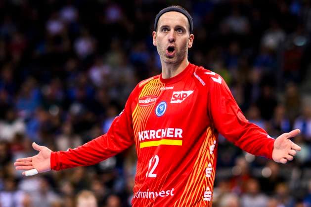 TVB Stuttgart - SC Magdeburg Handball: 1. Bundesliga, Herren, Saison 2023 2024, TVB Stuttgart - SC Magdeburg, Porsche Arena. Stuttgarts Torwart Silvio Heinevetter reagiert im Spiel. Stuttgart Porsche Arena Baden-Württemberg Deutschland