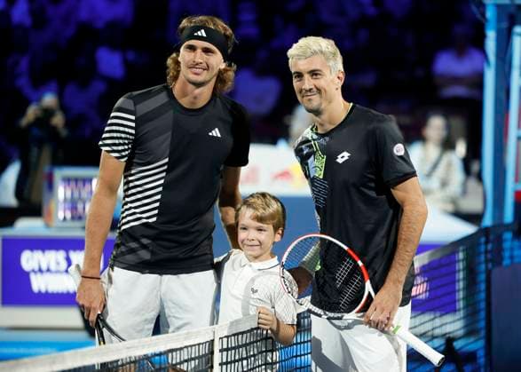 L-R. Alexander Zverev und Sebastian Ofner posebn fuer ein Foto am Netz bevor Spielbeginn Copyright: xJuergenxHasenkopfx
