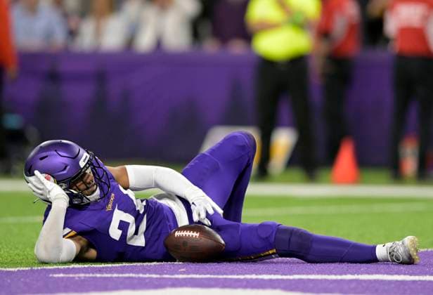 Sport Themen der Woche KW43 Sport Bilder des Tages MINNEAPOLIS, MN - OCTOBER 23: Minnesota Vikings defensive back Camryn Bynum (24) celebrates his second interception of the night during the fourth quarter of an NFL, American Football Herren, USA game between the Minnesota Vikings and San Francisco 49ers on October 23, 2023, at U.S. Bank Stadium in Minneapolis, MN.(Photo by Nick Wosika Icon Sportswire) NFL: OCT 23 49ers at Vikings EDITORIAL USE ONLY Icon20231023025