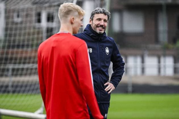 Antwerp s head coach Mark van Bommel pictured during a training of Belgian soccer team Royal Antwerp FC, on Tuesday 24 October 2023 in Antwerp. The team is preparing for tomorrow s game against Portuguese club FC Porto, on day three of the Champions League group stage, in the group H. TOM GOYVAERTS TomxGoyvaerts  x78411835x
