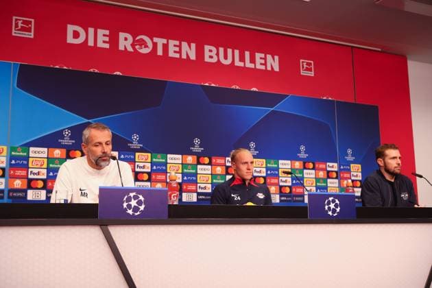 RB Leipzig PK Champions League Leipzig, 24.10.2023, RB Leipzig Fußball-Akademie, UEFA Champions League , RB Leipzig Pressekonferenz am Vortag von RBL v. Roter Stern Belgrad (Fudbalski klub Crvena zvezda) , Im Bild v.l.: Trainer Marco Rose (RB Leipzig), Xaver Schlager (24, RB Leipzig) und RBL Pressesprecher Till Müller ,