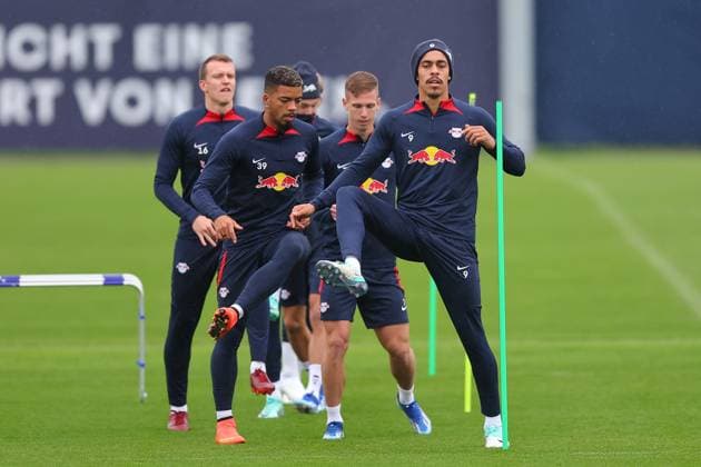 Sport Themen der Woche KW43 Sport Bilder des Tages RB Leipzig Training Championsleague Leipzig, 24.10.2023, Trainingszentrum am Cottaweg, Saison 2023 2024, UEFA Champions League , RB Leipzig Abschlusstraining vor der Partie gegen Roter Stern Belgrad , Im Bild v.l.: Yussuf Poulsen , *** RB Leipzig training Championsleague Leipzig, 24 10 2023, training center at Cottaweg, season 2023 2024, UEFA Champions League , RB Leipzig final training before the match against Red Star Belgrade , In picture v l Yussuf Poulsen ,