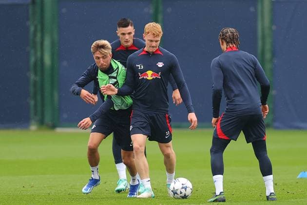 RB Leipzig Training Championsleague Leipzig, 24.10.2023, Trainingszentrum am Cottaweg, Saison 2023 2024, UEFA Champions League , RB Leipzig Abschlusstraining vor der Partie gegen Roter Stern Belgrad , Im Bild v.l.: Kevin Kampl, Benjamin Sesko, Nicolas Seiwald und Xavi Simons ,