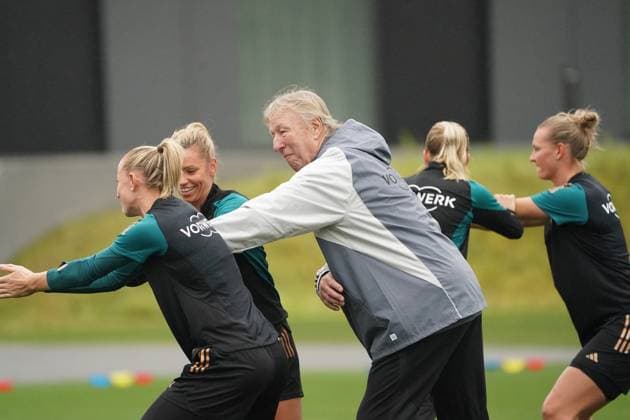 Sport Themen der Woche KW43 Sport Bilder des Tages Interims Bundestrainer Horst Hrubesch (Deutschland) - 24.10.2023: Bundeskanzler Olaf Scholz (SPD) besucht das Training der Frauen-Nationalmannschaft, DFB-Campus Frankfurt *** Interim national coach Horst Hrubesch Germany 24 10 2023 German Chancellor Olaf Scholz SPD visits the training of the womens national team, DFB Campus Frankfurt