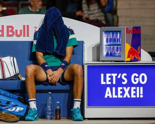 Alexei Popyrin sitzt auf der Bank waehrend der Spielpause mit einem Handtuch ueber dem Kopf, Konzentration,Fokus,fokusiert Copyright: xJuergenxHasenkopfx