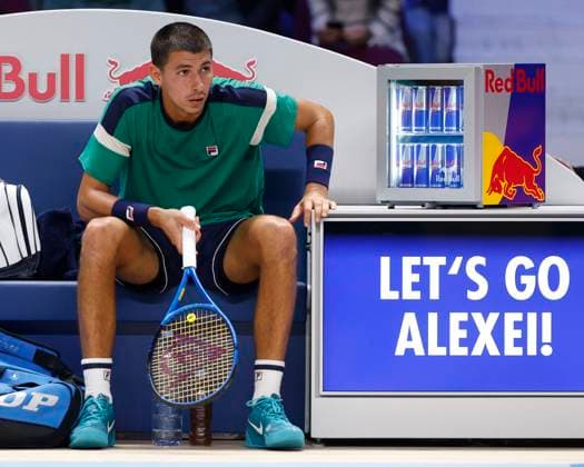 Alexei Popyrin sitzt auf der Bank waehrend der Spielpause Copyright: xJuergenxHasenkopfx