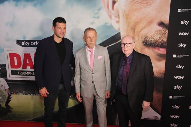 Sport Bilder des Tages Premiere Daum Triumphe & Skandale, 24.10.2023, von links: Michael Ballack, Christoph Daum, Reiner Calmund, Bild: