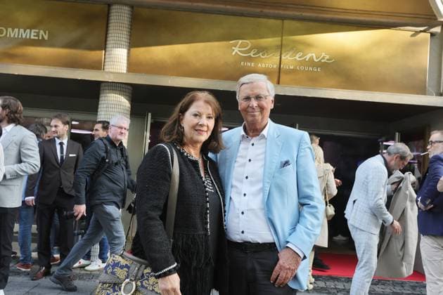 Premiere Daum Triumphe & Skandale, 24.10.2023, Wolfgang Bosbach mit Begleitung, Bild: