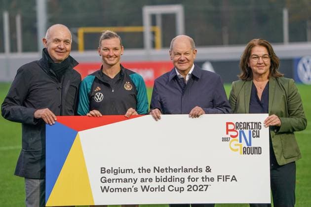 Bilder des Jahres 2023, Sport 10 Oktober Sport Themen der Woche KW43 Sport Bilder des Tages Bundeskanzler Olaf Scholz (SPD) besucht das Training der Frauennationalmannschaft und macht Werbung für die gemeinsame Ausrichtung der WM 2027 mit Belgien und den Niederlanden mit DFB-Präsident Bernd Neuendorf, Kapitän Alexandra Popp und DFB Vizepräsidentin Frauen Heike Ulrich - 24.10.2023: Bundeskanzler Olaf Scholz (SPD) besucht das Training der Frauen-Nationalmannschaft, DFB-Campus Frankfurt *** Federal Chancellor Olaf Scholz SPD visits the training of the womens national team and promotes the joint hosting of the 2027 World Cup with Belgium and the Netherlands with DFB President Bernd Neuendorf, Captain Alexandra Popp and DFB Vice President Women Heike Ulrich 24 10 2023 Federal Chancellor Olaf Scholz SPD visits the training of the womens national team, DFB Campus Frankfurt