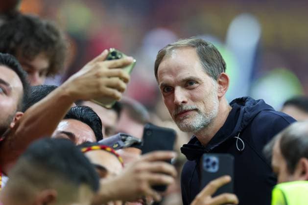 Chef-Trainer Thomas Tuchel (FC Bayern Muenchen) macht Selfies mit Fans, Galatasaray Istanbul vs. FC Bayern Muenchen, Champions League, Fussball, Vorrunde, Hinspiel, 24.10.2023 Istanbul Istanbul Tuerkei