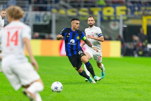 SOCCER - UEFA CL, Inter vs RBS MILAN,ITALY,24.OCT.23 - SOCCER - UEFA Champions League, group stage, FC Internazionale Milano vs Red Bull Salzburg. Image shows Maurits Kjaergaard (RBS), Laurato Martinez (Inter) and Andreas Ulmer (RBS).  GEPAxpictures xGintarexKarpaviciute