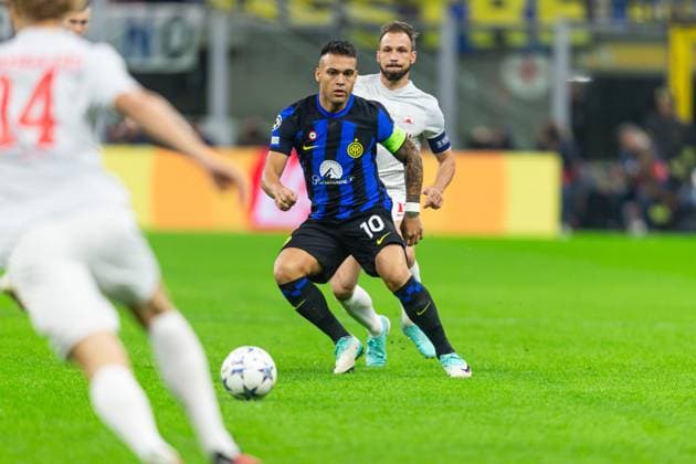 SOCCER - UEFA CL, Inter vs RBS MILAN,ITALY,24.OCT.23 - SOCCER - UEFA Champions League, group stage, FC Internazionale Milano vs Red Bull Salzburg. Image shows Maurits Kjaergaard (RBS), Laurato Martinez (Inter) and Andreas Ulmer (RBS).  GEPAxpictures xGintarexKarpaviciute
