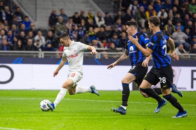 SOCCER - UEFA CL, Inter vs RBS MILAN,ITALY,24.OCT.23 - SOCCER - UEFA Champions League, group stage, FC Internazionale Milano vs Red Bull Salzburg. Image shows Oscar Gloukh (RBS), Alessandro Bastoni and Benjamin Pavard (Inter).  GEPAxpictures xGintarexKarpaviciute