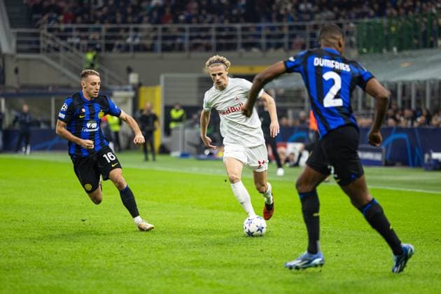 SOCCER - UEFA CL, Inter vs RBS MILAN,ITALY,24.OCT.23 - SOCCER - UEFA Champions League, group stage, FC Internazionale Milano vs Red Bull Salzburg. Image shows Davide Frattesi (Inter), Maurits Kjaergaard (RBS) and Denzel Justus Morris Dumfries (Inter).  GEPAxpictures xGintarexKarpaviciute