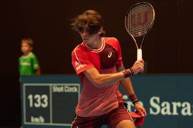 Alex de Minaur of Australia tries to keep playing after losing his cap in the first round match against Diego Schwartzman of Argentina on day four of Swiss Indoors at St. Jakobshalle on October 24, 2023 in Basel, Switzerland (Photo by Camilla Stolen Imago) Basel Switzerland Copyright: xCamillaxStolenx L1500360