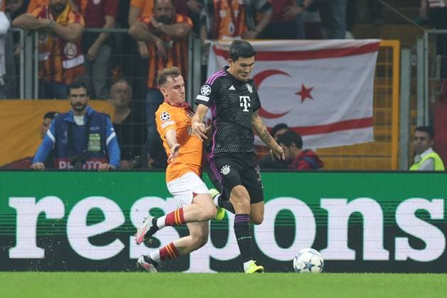 im Zweikampf, Aktion, mit Min-jae Kim 3 (FC Bayern Muenchen), Galatasaray Istanbul vs. FC Bayern Muenchen, Champions League, Fussball, Vorrunde, Hinspiel, 24.10.2023 Istanbul Istanbul Tuerkei
