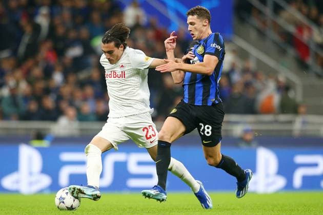 Foto Davide Spada LaPresse 24 ottobre 2023 - Milano , Italia - calcio - Inter vs Salisburgo - Champions League 2023 2024 - Stadio San Siro. Nella foto: Bejamin Pavard (FC Inter); simic October 24 , 2023 Milan , Italy - sport, calcio - Inter vs Salzburg Champions League 2023 2024 - San Siro Stadium . In the pic : Bejamin Pavard (FC Inter); simic  Copyright: xDavidexSpada LaPressex