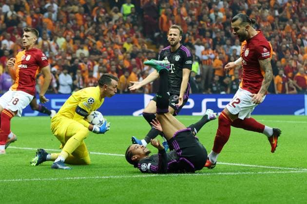 im Zweikampf, Aktion, mit Fernando Muslera 1 (Galatasaray), Leroy Sane 10 (FC Bayern Muenchen)Abduelkerim Bardakci 42 (Galatasaray), Galatasaray Istanbul vs. FC Bayern Muenchen, Champions League, Fussball, Vorrunde, Hinspiel, 24.10.2023 Istanbul Istanbul Tuerkei