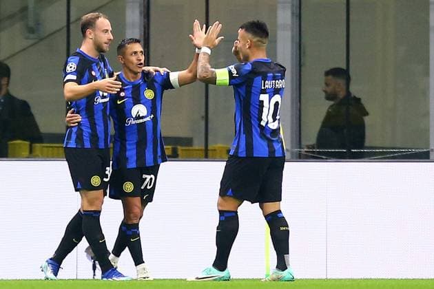 Foto Davide Spada LaPresse 24 ottobre 2023 - Milano , Italia - calcio - Inter vs Salisburgo - Champions League 2023 2024 - Stadio San Siro. Nella foto: esultanza dopo il gol Alexis Sanchez (FC Inter); 1-0 October 24 , 2023 Milan , Italy - sport, calcio - Inter vs Salzburg Champions League 2023 2024 - San Siro Stadium . In the pic : celebrates after scoring Alexis Sanchez (FC Inter); 1-0  Copyright: xDavidexSpada LaPressex