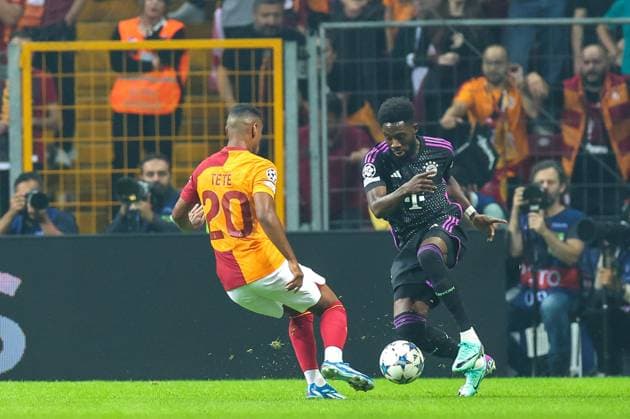 im Zweikampf, Aktion, mit Tete 20 (Galatasaray), Alphonso Davies 19 (FC Bayern Muenchen), Galatasaray Istanbul vs. FC Bayern Muenchen, Champions League, Fussball, Vorrunde, Hinspiel, 24.10.2023 Istanbul Istanbul Tuerkei