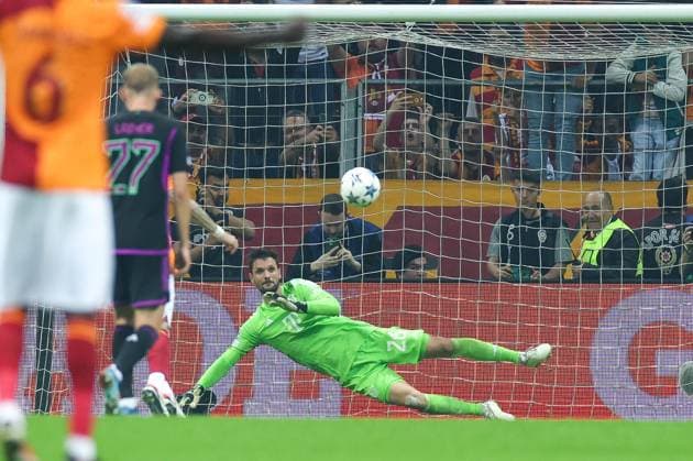 Sport Bilder des Tages Sven Ulreich 26 (FC Bayern Muenchen) bekommt das Tor zum Ausgleich 1:1 per Elfmeter, Galatasaray Istanbul vs. FC Bayern Muenchen, Champions League, Fussball, Vorrunde, Hinspiel, 24.10.2023 Istanbul Istanbul Tuerkei