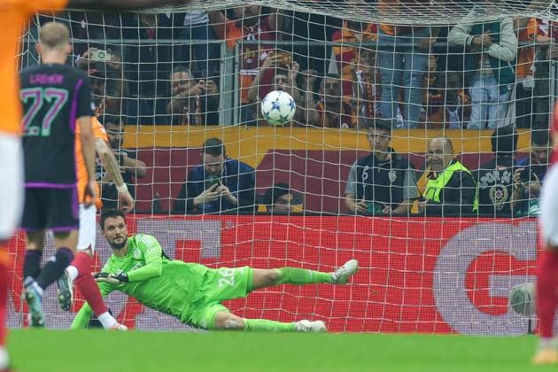 Sven Ulreich 26 (FC Bayern Muenchen) bekommt das Tor zum Ausgleich 1:1 per Elfmeter, Galatasaray Istanbul vs. FC Bayern Muenchen, Champions League, Fussball, Vorrunde, Hinspiel, 24.10.2023 Istanbul Istanbul Tuerkei