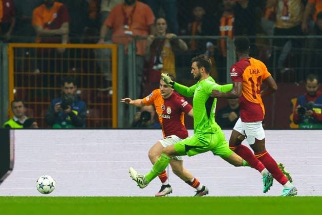 im Zweikampf, Aktion, mit Sven Ulreich 26 (FC Bayern Muenchen), Galatasaray Istanbul vs. FC Bayern Muenchen, Champions League, Fussball, Vorrunde, Hinspiel, 24.10.2023 Istanbul Istanbul Tuerkei