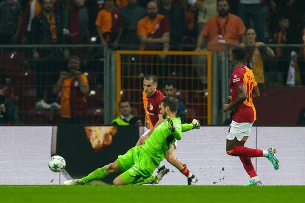 im Zweikampf, Aktion, mit Sven Ulreich 26 (FC Bayern Muenchen), Galatasaray Istanbul vs. FC Bayern Muenchen, Champions League, Fussball, Vorrunde, Hinspiel, 24.10.2023 Istanbul Istanbul Tuerkei