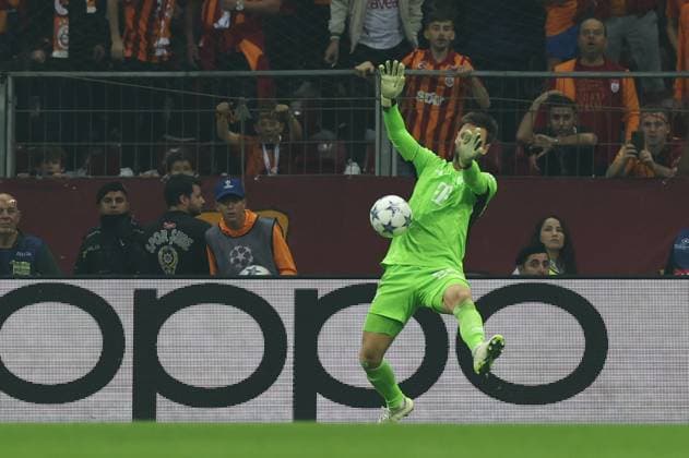 Torwartaktion von Sven Ulreich 26 (FC Bayern Muenchen), Galatasaray Istanbul vs. FC Bayern Muenchen, Champions League, Fussball, Vorrunde, Hinspiel, 24.10.2023 Istanbul Istanbul Tuerkei