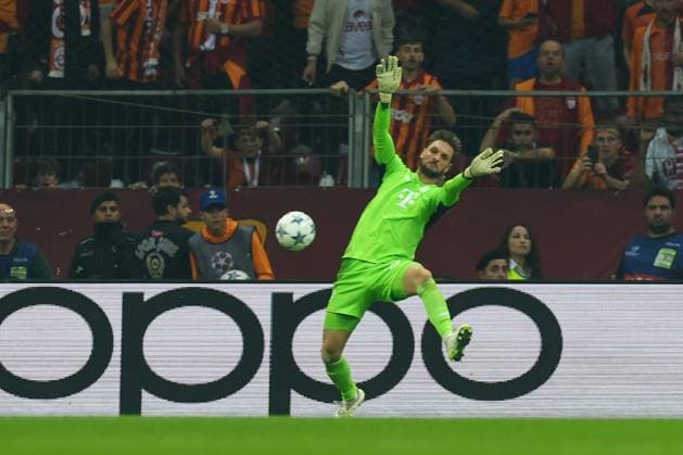 Torwartaktion von Sven Ulreich 26 (FC Bayern Muenchen), Galatasaray Istanbul vs. FC Bayern Muenchen, Champions League, Fussball, Vorrunde, Hinspiel, 24.10.2023 Istanbul Istanbul Tuerkei