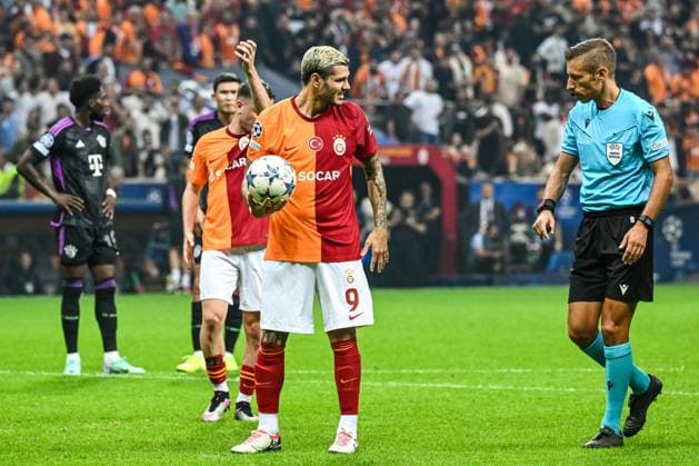 ISTANBUL - (l-r) Mauro Icardi of Galatasaray, referee Davide Massa during the UEFA Champions League Group A match between Galatasaray and FC Bayern Munich at the Rams Global Stadium on October 24 in Istanbul, Turkey. ANP Hollandse Hoogte UEFA Champions League 2023 24 2023 2024 xVIxANPxSportx xGerritxvanxKeulenxIVx 482003600 originalFilename: 482003600.jpg