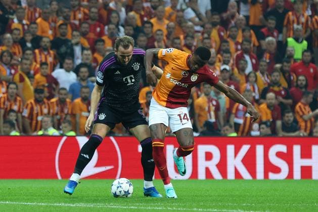im Zweikampf, Aktion, mit Harry Kane 9 (FC Bayern Muenchen), Wilfried Zaha 14 (Galatasaray), Galatasaray Istanbul vs. FC Bayern Muenchen, Champions League, Fussball, Vorrunde, Hinspiel, 24.10.2023 Istanbul Istanbul Tuerkei