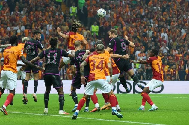 im Zweikampf, Aktion, mit Sacha Boey 93 (Galatasaray), Harry Kane 9 (FC Bayern Muenchen), Galatasaray Istanbul vs. FC Bayern Muenchen, Champions League, Fussball, Vorrunde, Hinspiel, 24.10.2023 Istanbul Istanbul Tuerkei
