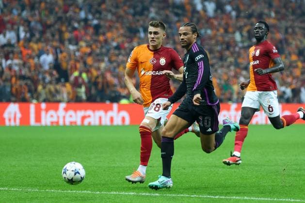 im Zweikampf, Aktion, mit Kazimcan Karatas 88 (Galatasaray), Leroy Sane 10 (FC Bayern Muenchen), Galatasaray Istanbul vs. FC Bayern Muenchen, Champions League, Fussball, Vorrunde, Hinspiel, 24.10.2023 Istanbul Istanbul Tuerkei