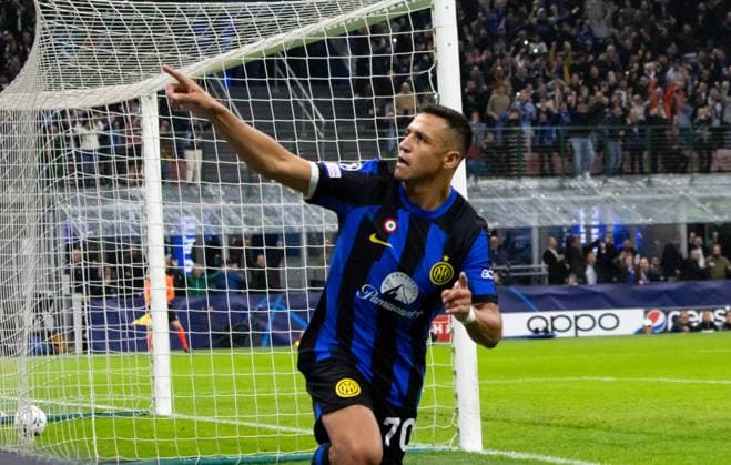 Inter Alexis Sanchez celebrate during Inter - FC Internazionale vs FC Salzburg, UEFA Champions League football match in Milan, Italy, October 24 2023  Copyright: xNicolasxMorassutti IPAxSportx xix xx IPA_41188637 IPA_IPA41188637