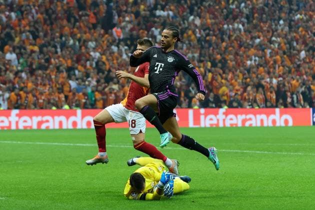 im Zweikampf, Aktion, mit Harry Kane 9 (FC Bayern Muenchen), Wilfried Zaha 14 (Galatasaray), Fernando Muslera 1 (Galatasaray), Galatasaray Istanbul vs. FC Bayern Muenchen, Champions League, Fussball, Vorrunde, Hinspiel, 24.10.2023 Istanbul Istanbul Tuerkei