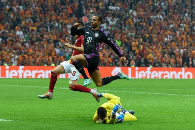 im Zweikampf, Aktion, mit Harry Kane 9 (FC Bayern Muenchen), Wilfried Zaha 14 (Galatasaray), Fernando Muslera 1 (Galatasaray), Galatasaray Istanbul vs. FC Bayern Muenchen, Champions League, Fussball, Vorrunde, Hinspiel, 24.10.2023 Istanbul Istanbul Tuerkei