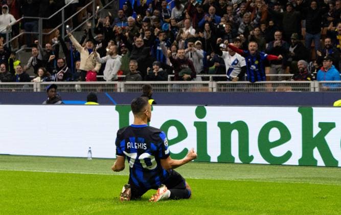 Inter Alexis Sanchez celebrate during Inter - FC Internazionale vs FC Salzburg, UEFA Champions League football match in Milan, Italy, October 24 2023  Copyright: xNicolasxMorassutti IPAxSportx xix xx IPA_41188644 IPA_IPA41188644