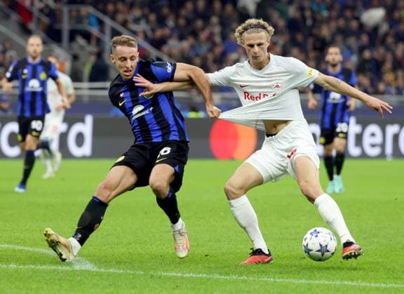 October 24, 2023, MILAN, ITALY: Inter Milan™s Davide Frattesi (L) challenges for the ball with Fc Salzburg s Maurits Kjaergaard during he UEFA Champions League group D soccer match between Fc Inter and Fc Salzburg at Giuseppe Meazza stadium in Milan, 24 October 2023..ANSA MATTEO BAZZI. Soccer; Champions League: Fc Inter vs Fc Salzburg  - ZUMAa110 20231024_zaf_a110_060 Copyright: xMatteoxBazzix
