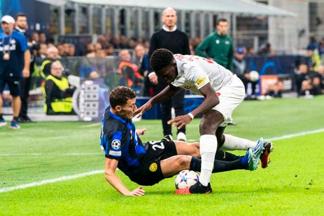 MILAN, ITALY - OCTOBER 24: Benjamin Pavard of Inter against Lucas Gourna-Douath of Salzburg during the UEFA Champions League Group Stage match between FC Internazionale and FC Salzburg at Stadio Giuseppe Meazza on October 24, 2023 in Milan, Italy. Milan Stadio Giuseppe Meazza Italy Copyright: xJustPictures.ch JarixPestelaccix jp-en-EuSpIm-JP3_Inter_Salzburg_24Oct2023_JAR_102