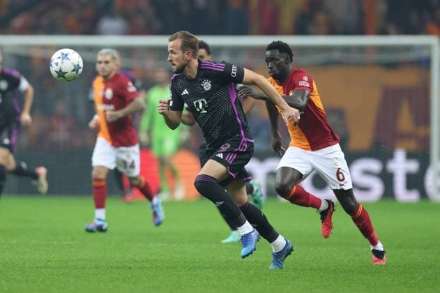 im Zweikampf, Aktion, mit Harry Kane 9 (FC Bayern Muenchen), Davinson Sanchez 6 (Galatasaray), Galatasaray Istanbul vs. FC Bayern Muenchen, Champions League, Fussball, Vorrunde, Hinspiel, 24.10.2023 Istanbul Istanbul Tuerkei