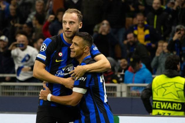 UEFA Champions League football match - Inter - FC Internazionale vs FC Salzburg Inter Alexis Sanchez celebrate with Carlos Augusto during Inter - FC Internazionale vs FC Salzburg, UEFA Champions League football match in Milan, Italy, October 24 2023 Milan Italy  Copyright: xIPAxSport ABACAx BRIPASport20231024_292 IPAxSport ABACAx BRIPASport20231024_292