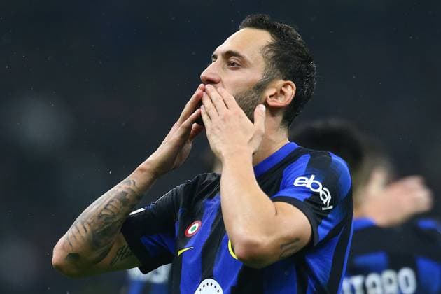 Foto Davide Spada LaPresse 24 ottobre 2023 - Milano , Italia - calcio - Inter vs Salisburgo - Champions League 2023 2024 - Stadio San Siro. Nella foto: esultanza dopo il gol 2-1 Hakan Calhanoglu (FC Inter); October 24 , 2023 Milan , Italy - sport, calcio - Inter vs Salzburg Champions League 2023 2024 - San Siro Stadium . In the pic : celebrates after scoring 2-1 Hakan Calhanoglu (FC Inter);  Copyright: xDavidexSpada LaPressex