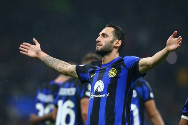 Foto Davide Spada LaPresse 24 ottobre 2023 - Milano , Italia - calcio - Inter vs Salisburgo - Champions League 2023 2024 - Stadio San Siro. Nella foto: esultanza dopo il gol 2-1 Hakan Calhanoglu (FC Inter); October 24 , 2023 Milan , Italy - sport, calcio - Inter vs Salzburg Champions League 2023 2024 - San Siro Stadium . In the pic : celebrates after scoring 2-1 Hakan Calhanoglu (FC Inter);  Copyright: xDavidexSpada LaPressex