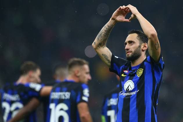 Foto Davide Spada LaPresse 24 ottobre 2023 - Milano , Italia - calcio - Inter vs Salisburgo - Champions League 2023 2024 - Stadio San Siro. Nella foto: esultanza dopo il gol 2-1 Hakan Calhanoglu (FC Inter); October 24 , 2023 Milan , Italy - sport, calcio - Inter vs Salzburg Champions League 2023 2024 - San Siro Stadium . In the pic : celebrates after scoring 2-1 Hakan Calhanoglu (FC Inter);  Copyright: xDavidexSpada LaPressex